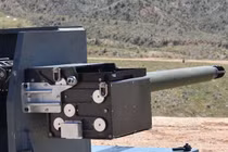 Pháo tự động XM913 Bushmaster cỡ 50 mm của Northrop Grumman kết hợp hỏa lực nạp đạn hai luồng với các loại đạn nổ trên không có thể lập trình và đạn xuyên giáp, cho phép bắn chính xác khi đang cơ động và nhanh chóng tiêu diệt các mục tiêu bọc giáp cũng như được bảo vệ, phục vụ cho xe chiến đấu bộ binh XM30 của Lục quân Mỹ (Nguồn ảnh: Northrop Grumman).