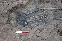 Chuyên gia 'đứng hình' phát hiện hài cốt 500 tuổi, mang ủng da còn nguyên