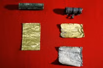 Giải mã bí ẩn bia nguyền rủa vàng trong lăng mộ La Mã