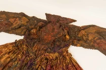 Chiếc váy lụa quý tộc thế kỷ 17 nguyên vẹn sau 400 năm