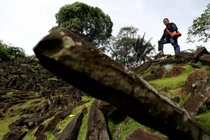Mạng lưới đá cổ lớn ẩn giấu thứ kỳ quái ở Indonesia 