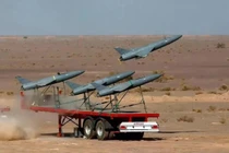 Tàu ngầm hạt nhân tấn công HMS Anson (S123) của Hải quân Hoàng gia Anh neo tại cảng. Đây là tàu ngầm lớp Astute, có khả năng mang tên lửa hành trình Tomahawk và thực hiện các nhiệm vụ răn đe, tấn công tầm xa.