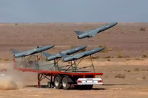 Tàu ngầm hạt nhân tấn công HMS Anson (S123) của Hải quân Hoàng gia Anh neo tại cảng. Đây là tàu ngầm lớp Astute, có khả năng mang tên lửa hành trình Tomahawk và thực hiện các nhiệm vụ răn đe, tấn công tầm xa.