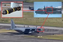 Máy bay AC-130J Ghostrider được triển khai tới Sân bay Quốc tế Comalapa (CSL), El Salvador, nhằm hỗ trợ Chiến dịch Southern Spear. Máy bay được thể hiện với cấu hình tấn công chính xác bất đối xứng, gồm bốn tên lửa AGM-114 Hellfire ở cánh trái và bốn bom đường kính nhỏ GBU-39/B ở cánh phải. (Nguồn ảnh: Ricardo Alas Spotter) 