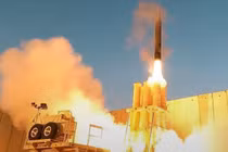 Như vậy về mặt lý thuyết, có bên nào “gần như đã thắng cuộc chiến”, lại cầu xin một kẻ thù được cho là “sắp bị đánh bại hoàn toàn”, ngừng bắn phá các vị trí của họ trong khu vực bằng tên lửa? Đại tá Douglas MacGregor đặt câu hỏi ngược lại.