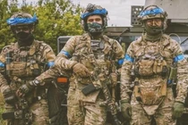 Theo kênh Telegram “Resident”, hơn hai nghìn quân thuộc Lực lượng vũ trang Ukraine (AFU) đang bị bao vây tại khu đô thị Myrnohrad, phía đông thành phố Pokrovsk. Kênh này lưu ý rằng, giao tranh ác liệt hiện đang diễn ra trong trung tâm thành phố.