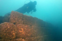 Bí ẩn lâu đài chìm Urartu dưới Hồ Van được hé lộ