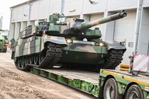 So với các xe tăng hiện đại khác, K2 Black Panther có thể sánh ngang với các đối thủ như Leopard 2A7 của Đức và M1A2 Abrams của Mỹ. Trong khi Leopard 2A7 gây ấn tượng về công nghệ quang học tiên tiến và Abrams nổi trội về độ bền chiến đấu đã được chứng minh, hệ thống nạp đạn tự động của K2 Black Panther giúp giảm quy mô kíp lái xuống còn ba người, cải thiện hiệu quả và hệ thống bảo vệ chủ động của nó, mang lại lợi thế công nghệ cao hơn so với các thiết kế cũ. Đối với các đối thủ tiềm tàng, chẳng hạn như T-90 của Nga hoặc Type 99 của Trung Quốc, khả năng điện tử và tính cơ động vượt trội của K2 Black Panther mang lại lợi thế đáng kể, đặc biệt là trong chiến tranh mạng. Ảnh: @ Army Recognition.