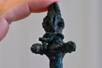 Chiếc đinh hình người trừ tà gây sốt giới khảo cổ