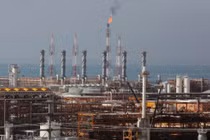 Iran tăng cường tấn công hạ tầng năng lượng của các quốc gia Arab vùng Vịnh trong ngày thứ Năm, đẩy căng thẳng khu vực leo thang.