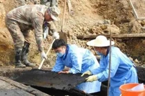 Thứ màu trắng rùng mình trong quan tài gây sốc chuyên gia 