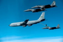 Một máy bay tiếp dầu KC-135 Stratotanker của Không quân Mỹ đang tiếp nhiên liệu trên không cho tiêm kích F/A-18F Super Hornet của Hải quân Mỹ trên bầu trời Trung Đông trong chiến dịch Epic Fury, minh họa cho hoạt động hỗ trợ tiếp dầu trên không phối hợp giữa các lực lượng. Hoạt động này giúp kéo dài thời gian hoạt động của tiêm kích, duy trì nhịp độ không kích và tăng thời gian hiện diện trên khu vực tác chiến cho các nhiệm vụ chiến đấu. (Nguồn ảnh: Bộ Quốc phòng Mỹ)