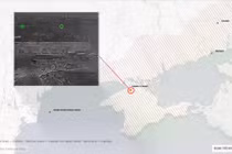 Hệ thống pháo phản lực phóng loạt của Nga cơ động trên thực địa, mang theo các ống phóng rocket tầm xa - loại vũ khí thường được sử dụng để tập kích hỏa lực diện rộng từ phía sau chiến tuyến.