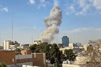 Cột khói lớn bốc lên tại Tehran sau các vụ nổ do không kích, cho thấy mức độ thiệt hại tại khu vực đô thị.