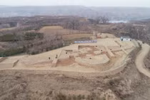 Bức tranh tường đá nghìn năm tuổi lộ diện bất ngờ, chuyên gia bối rối