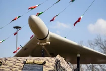 Và trong cuộc trò chuyện này, Trung tướng Kyrylo Budanov đã cho đội ngũ trang The War Zone biết thông tin gây sốc rằng, Nga đang cung cấp công nghệ và kiến ​​thức để giúp Triều Tiên tự chế tạo máy bay không người lái cảm tử tầm xa Shahed-136. Động thái này cũng dễ hiểu, bởi Triều Tiên đã trở thành một bên ủng hộ chính cho nỗ lực chiến sự của Nga, cung cấp hàng triệu quả đạn pháo và thậm chí cả quân đội cho Nga để đổi lại sự hỗ trợ khác từ phía Nga. Ảnh: @Army Recognition.