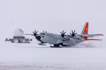 Bản đồ Greenland với hình ảnh lá cờ Mỹ phủ lên đảo, minh họa kịch bản Washington gia tăng hoặc nắm quyền kiểm soát an ninh – quốc phòng Greenland trong bối cảnh tranh luận về mô hình Hiệp ước Liên kết Tự do (COFA) và vai trò chiến lược của hòn đảo tại Bắc Cực. (Nguồn ảnh: X/Katie Miller)