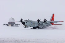 Bản đồ Greenland với hình ảnh lá cờ Mỹ phủ lên đảo, minh họa kịch bản Washington gia tăng hoặc nắm quyền kiểm soát an ninh – quốc phòng Greenland trong bối cảnh tranh luận về mô hình Hiệp ước Liên kết Tự do (COFA) và vai trò chiến lược của hòn đảo tại Bắc Cực. (Nguồn ảnh: X/Katie Miller)