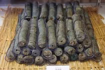 Khai quật kho báu khổng lồ gồm 100.000 đồng tiền cổ