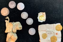 Bí ẩn túi tiền cổ giấu trong tượng nhà thờ Đức hơn 380 năm