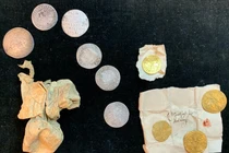 Bí ẩn túi tiền cổ giấu trong tượng nhà thờ Đức hơn 380 năm