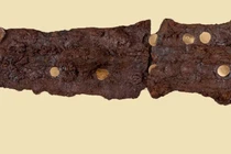 Phát hiện hai ngọn giáo cổ đại có trang trí vàng ở Đan Mạch