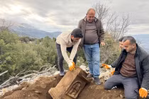 Phát hiện bia mộ La Mã cổ đại dưới chân núi Akdağ