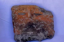 Phát hiện mảnh gốm 5.000 năm tuổi khắc hình mặt người bí ẩn