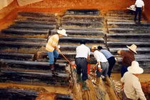 Ánh sáng xanh kỳ lạ từ hài cốt trong lăng mộ cổ hé lộ điều gì?