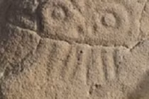 Phát hiện khối đá cổ 7.700 năm với hình mặt kỳ quái tại Mông Cổ