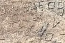 Phát hiện vật thể cổ kỳ lạ trên núi Tajikistan với dòng chữ chưa rõ nghĩa