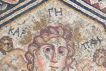 Khảo cổ phát hiện phụ nữ đội kẹp tóc càng cua cổ