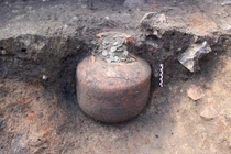 Kho báu tiền xu La Mã lộ diện trong ngôi nhà cổ