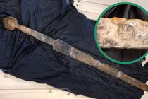 Giật mình cần thủ vớt được kiếm cổ nghìn năm dưới lòng sông