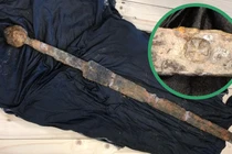 Giật mình cần thủ vớt được kiếm cổ nghìn năm dưới lòng sông