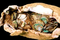 Bất ngờ kho tiền xu thế kỷ 11 được tìm thấy trong vỏ chì 