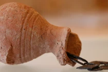 Tìm thấy chiếc bình tiền lẻ 1.400 năm tuổi, giới khảo cổ bối rối