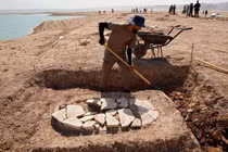 Hạn hán làm lộ hàng chục mộ cổ 2.300 năm tại đập Mosul