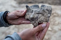 Tận mục chiếc bát hình khuôn mặt người có sừng 