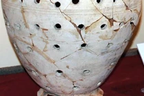 Tìm thấy chiếc bình La Mã thủng lỗ chỗ, chuyên gia bối rối