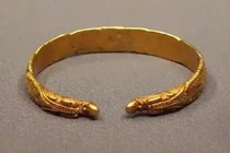 Quan tài khắc hình rồng vàng trong ngôi mộ cổ 