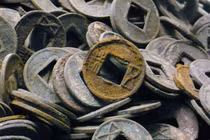 Phát hiện 10 tấn tiền xu Wuzhu trong lăng mộ cổ 