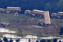 Lực lượng cứu hộ kiểm tra hiện trường một tòa nhà bị hư hại sau vụ không kích tại khu dân cư ở Lebanon, nhiều phương tiện bị phá hủy và mảnh vỡ vương vãi trên đường phố, cho thấy mức độ tàn phá của các đợt giao tranh leo thang.