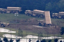 Lực lượng cứu hộ kiểm tra hiện trường một tòa nhà bị hư hại sau vụ không kích tại khu dân cư ở Lebanon, nhiều phương tiện bị phá hủy và mảnh vỡ vương vãi trên đường phố, cho thấy mức độ tàn phá của các đợt giao tranh leo thang.