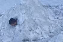 Nằm trong tuyết lạnh suốt 2 giờ phá kỷ lục thế giới 