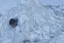 Nằm trong tuyết lạnh suốt 2 giờ phá kỷ lục thế giới 