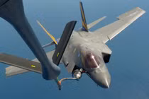 Hình ảnh vệ tinh về các máy bay KC-135 tại Al Udeid (bên trái) và màn diễu hành ‘Elephant Walk’ của các KC-135 thuộc Không quân Hoa Kỳ (USAF)