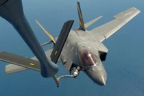 Hình ảnh vệ tinh về các máy bay KC-135 tại Al Udeid (bên trái) và màn diễu hành ‘Elephant Walk’ của các KC-135 thuộc Không quân Hoa Kỳ (USAF)