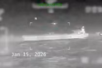 Hành động này diễn ra trên vùng biển quốc tế và do một đội chiến thuật của Lực lượng Bảo vệ Bờ biển Mỹ thực hiện; các quân nhân đổ bộ xuống tàu bằng dây từ trên cao, cho thấy phương thức tiếp cận có sự hỗ trợ của trực thăng. (Nguồn ảnh: X/Kristi Noem)