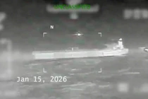 Hành động này diễn ra trên vùng biển quốc tế và do một đội chiến thuật của Lực lượng Bảo vệ Bờ biển Mỹ thực hiện; các quân nhân đổ bộ xuống tàu bằng dây từ trên cao, cho thấy phương thức tiếp cận có sự hỗ trợ của trực thăng. (Nguồn ảnh: X/Kristi Noem)